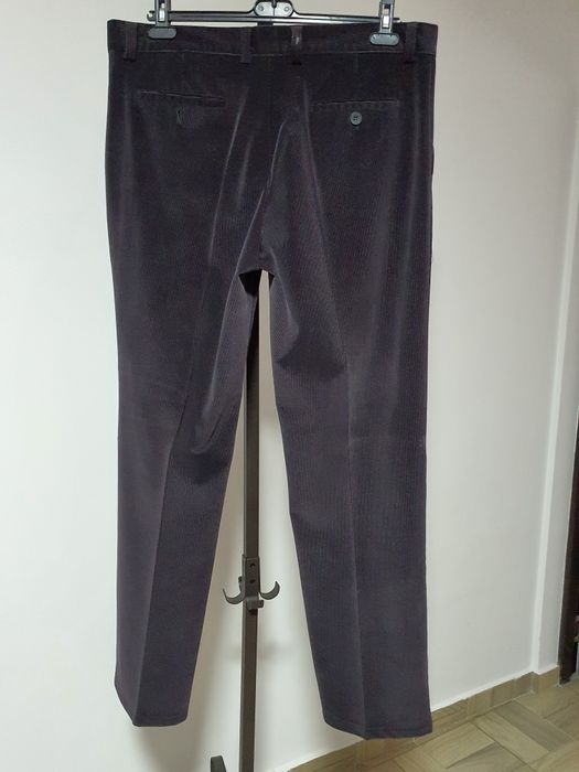Pantaloni 54, material tip reiat,model care poate fi purtat la sacou