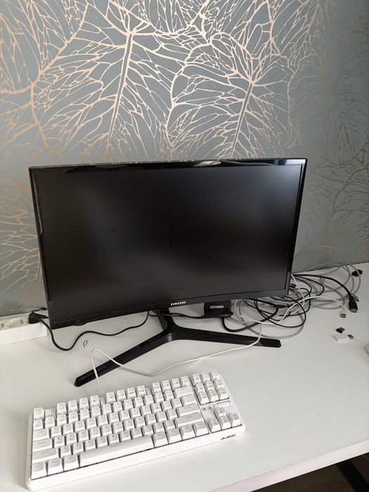 Монитор Samsung в хорошем состоянии