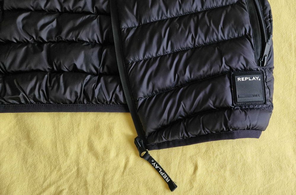 Vesta neagra Replay