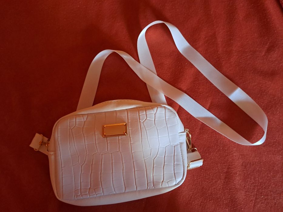 Дамска чантичка в бяло