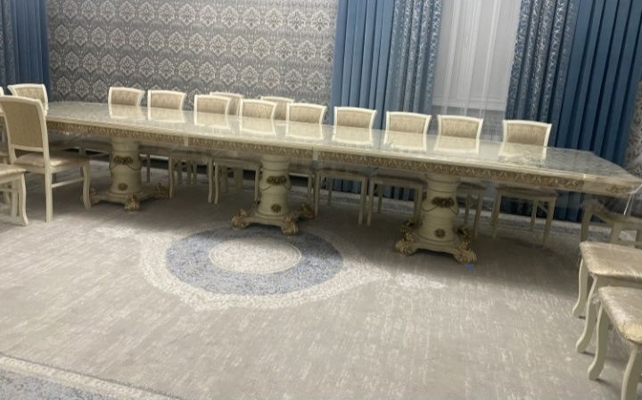Стол со стульями