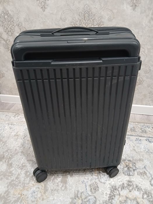 Чемодан  среднего размера,серый цвет.