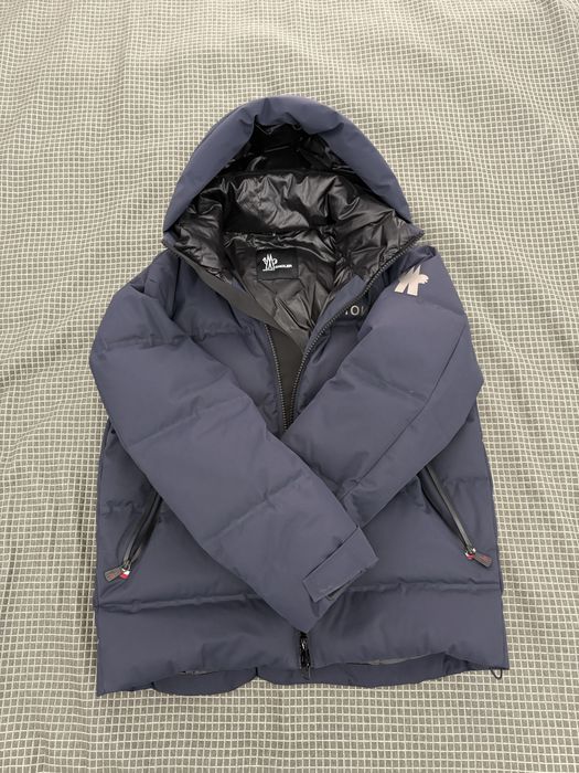 Продам куртку Moncler срочно