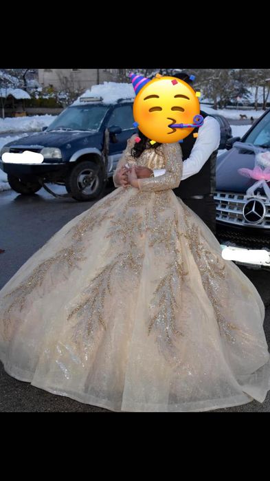 Годежна рокля същото така става и за бална Средно разкошна е