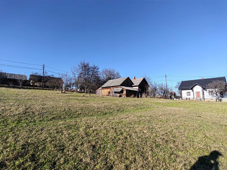 De vânzare: Teren intravilan 40 ari +Casă – Cacica, jud. Suceava