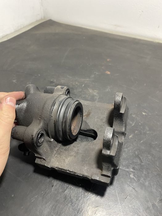 Etrier frana stanga fata BMW X3 E83 2.0 d 2003-2009