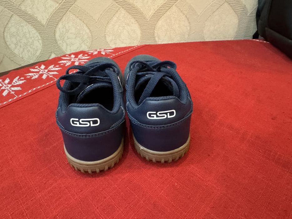 Продам кроссовки