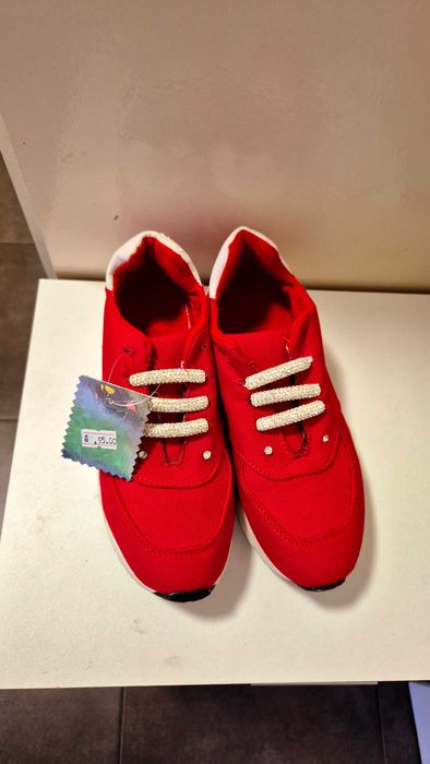 Обувки маратонки червени, с етикет