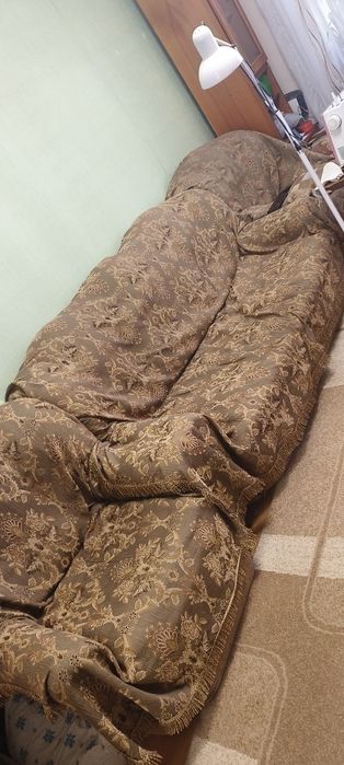 Продается комплект диван с двумя креслами