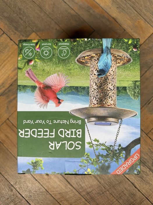 Хранилка за птици със соларни лампи