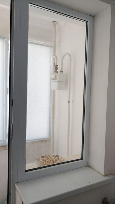 Продаётся пластиковая дверь с окном на балкон