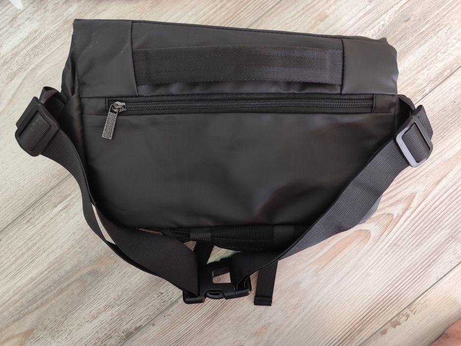 Черна спортна чантичка за кръст / гръб