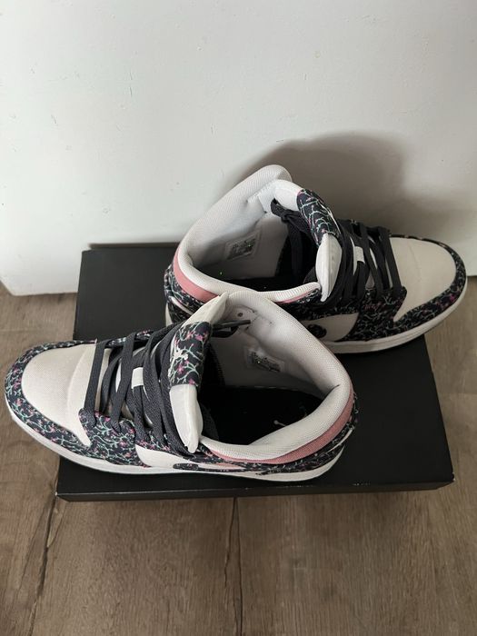 Продавам чисто нови Air Jordan 1 Mid SE Floral Canvas