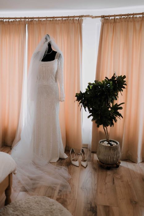 Rochie mireasa alba cu perle