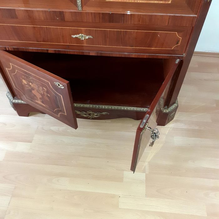 Mobilier decorat cu bronz