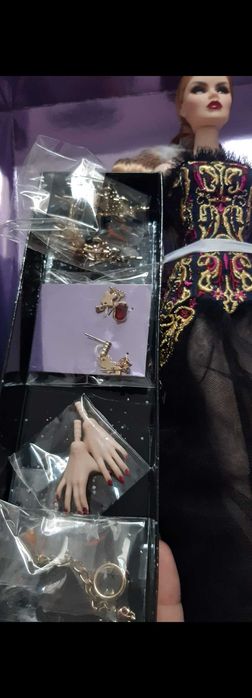 Papusa Integrity Toys Vanessa Perrin Smoke & Shadow