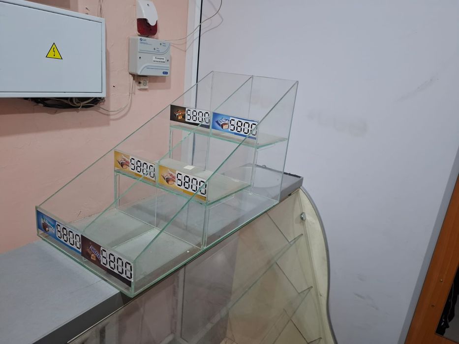 Продам стеклянную полку витрину