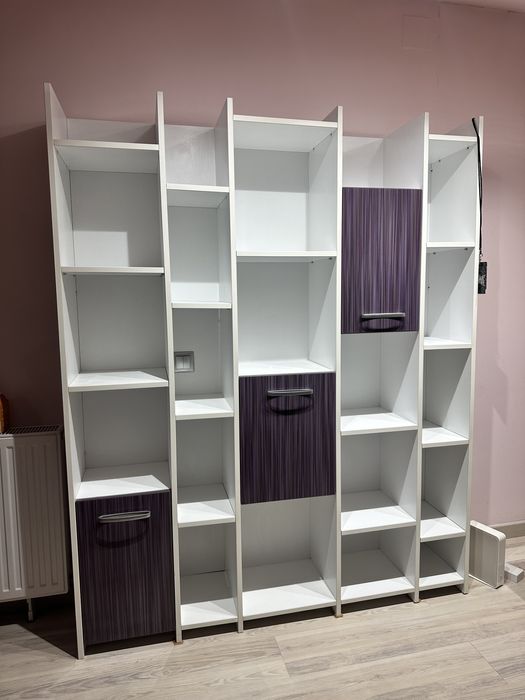 Biblioteca alb cu mov cu dulapuri
