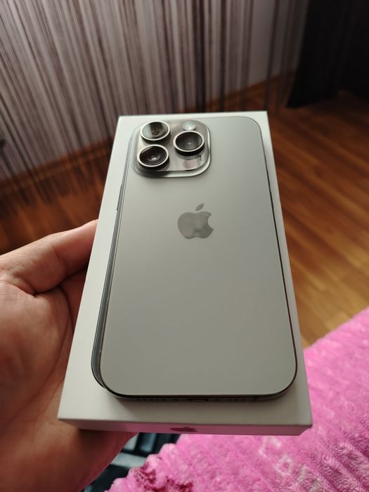IPhone 15 pro cu baterie 98%