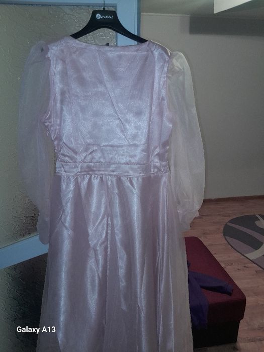 Vând 2 rochii urgent