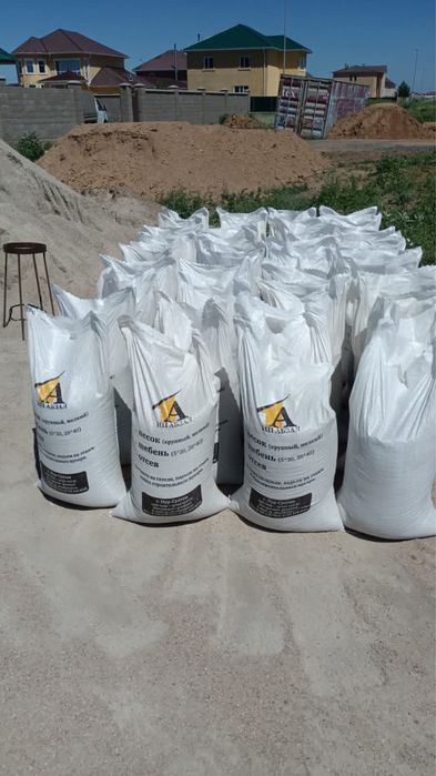 В мешках щебень, отсев , песок