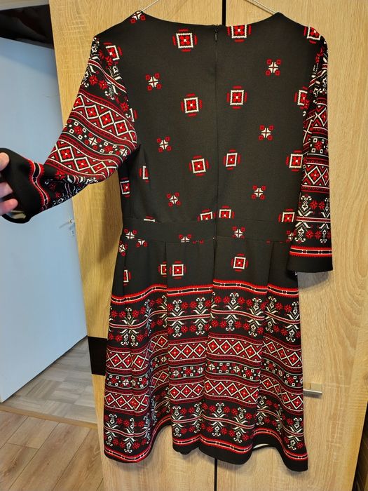 Rochie cu motive traditionale - marimea 42