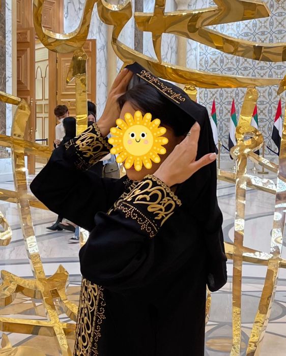 Роскошная чёрная абайя с изысканной золотой вышивкой