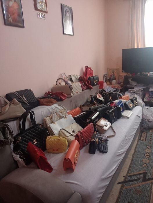 Vând genți originale piele, machiaj, creme, rochii mireasa