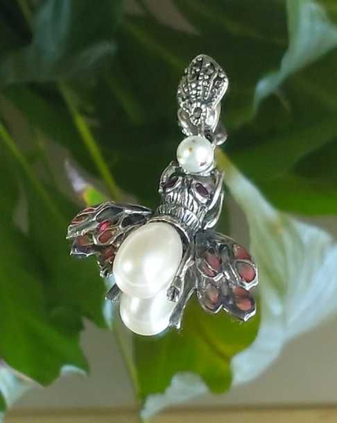 Pandantiv argint insectă cu perle, email, rubine și marcasite.