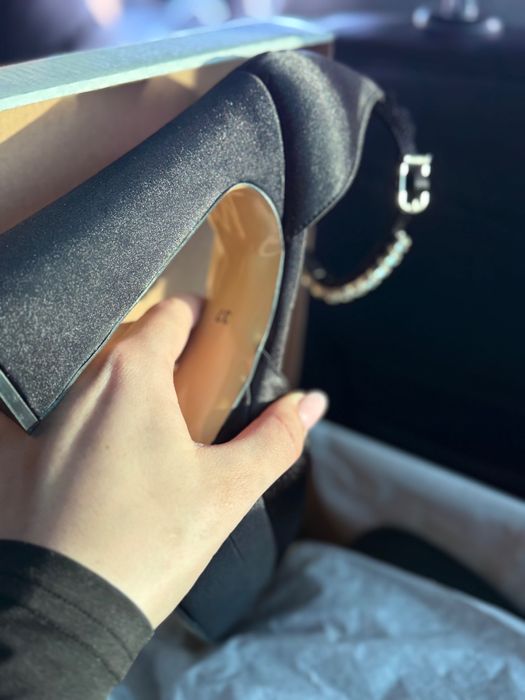 Чисто нови черни високи токчета на платформа