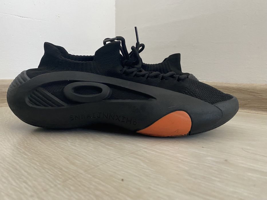 Спортивные кроссовки