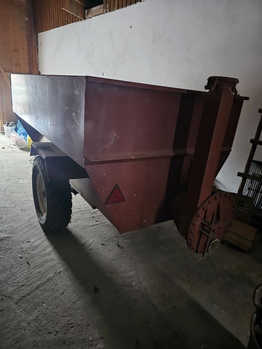 Remorcă cu șnec pentru struguri sau ceriale