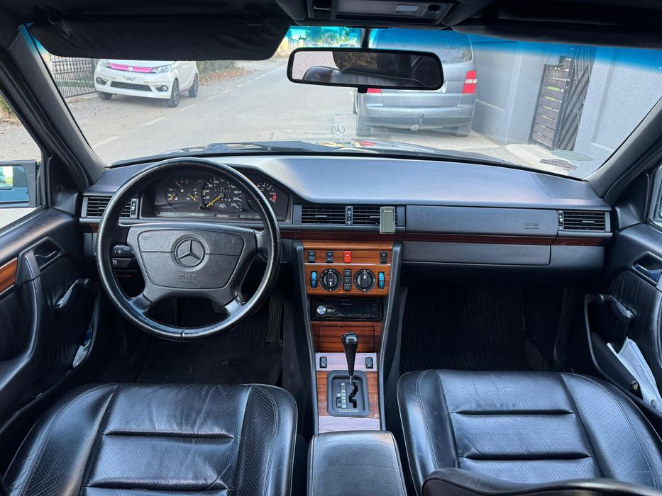 Mercedes Benz W124 230E vehicul istoric