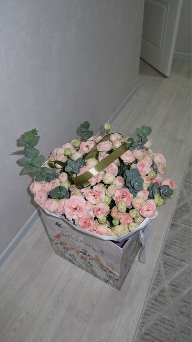 Цветы букет роз в коробке