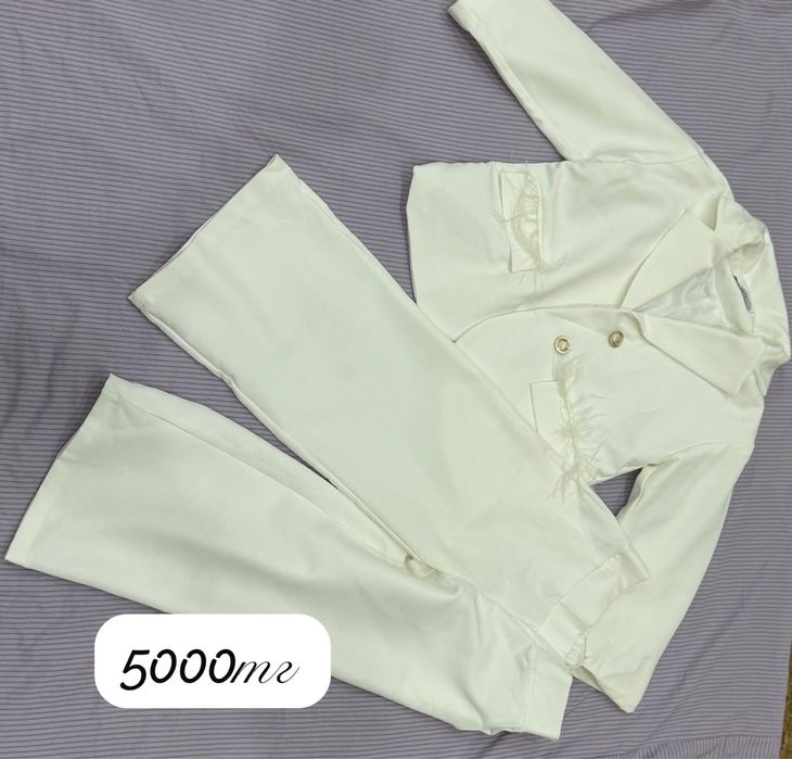 Әдемі қыз бала киімдері бар