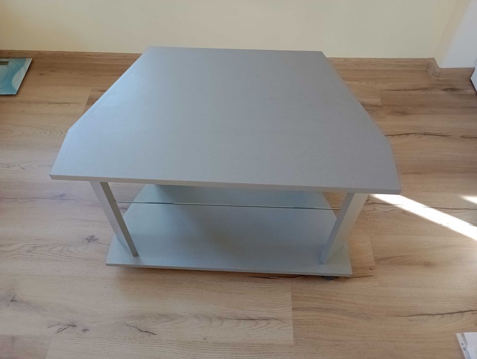 Масичка за телевизор с колелца