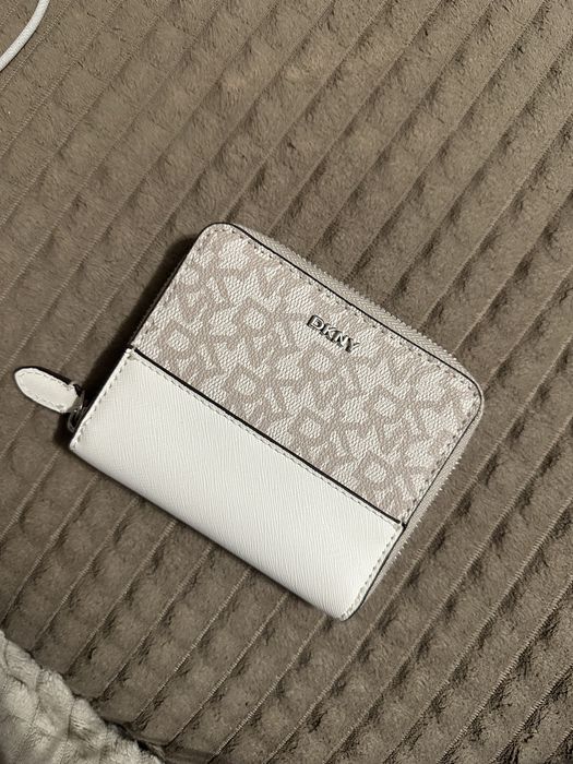 Кошелек DKNY.