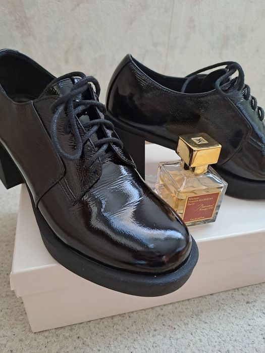 Лачени обувки естествен лак