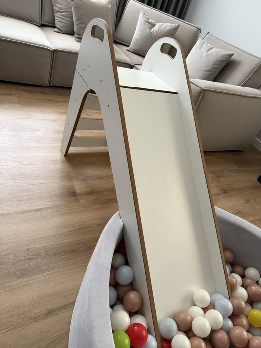 Tobogan cu piscina bile