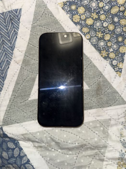 Iphone 16 pro в золотистой окраске