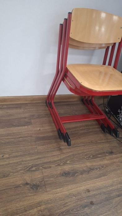 Scaun rezistent din lemn cu cadru metalic