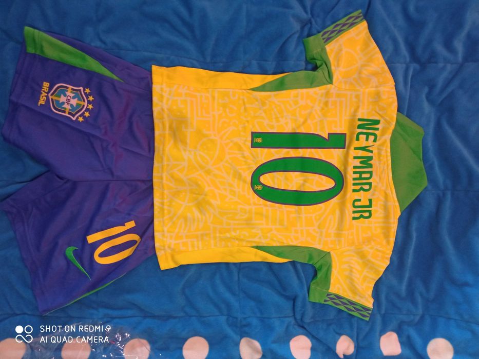 чисто нови детски футболни екипи