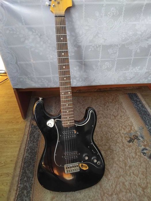 Elektron gitara sotiladi