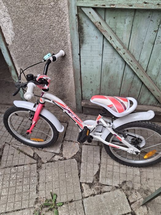 Детско колело с помощни гуми.