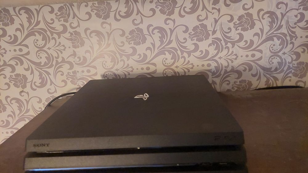 Vând PS4 Pro slim
