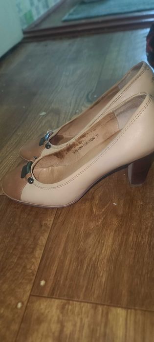 Sifatli charmdan bo'lgan oyoq kiyim