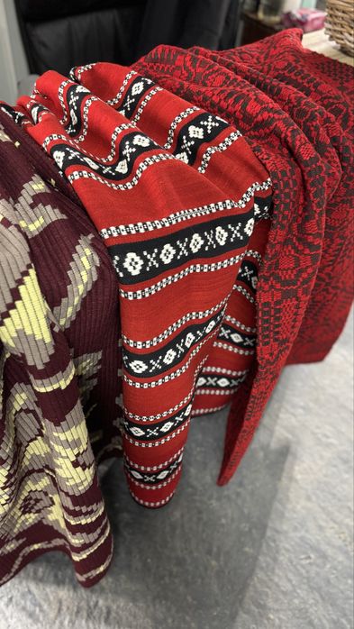 Cuverturi traditionale lucrate manual, noi