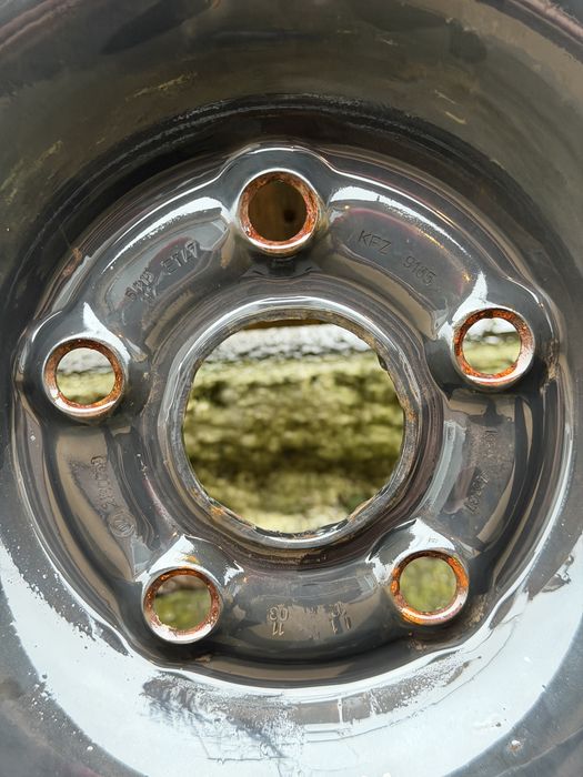 Jante de tabla 5x112 pe 15” cu anvelope de iarna + capace originale VW