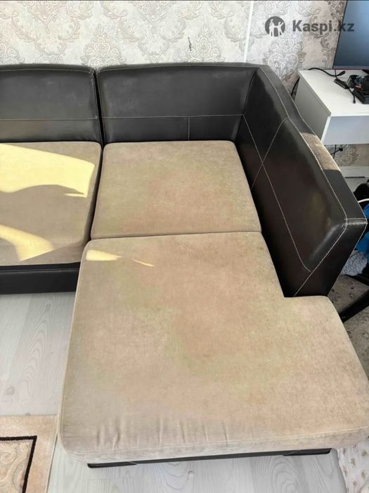 Диван черного цвета