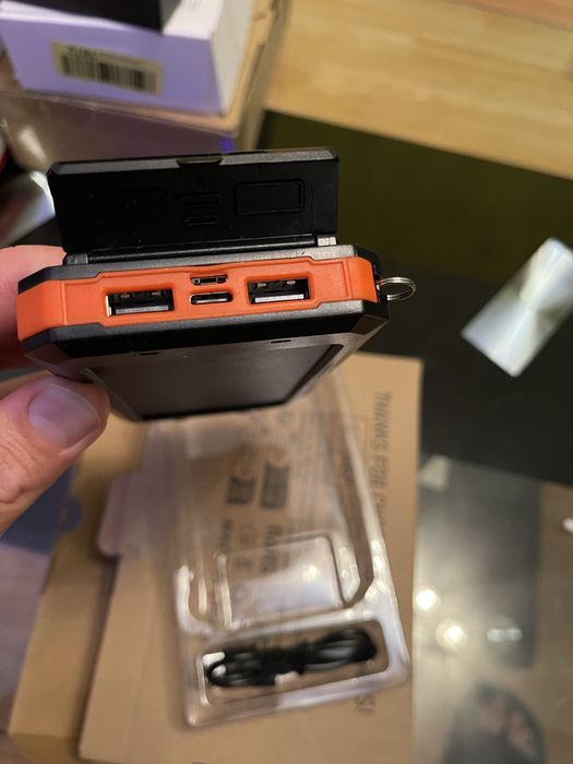 Чисто нова Соларна Външна Батерия Vikeri 26800mAh – Мощна Power Bank с двоен LED фенер